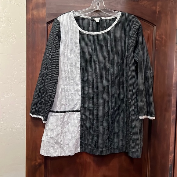 Black/White Tunic - Picture 1 of 4